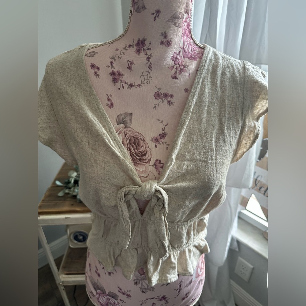 Gilli Linen-Blend Floral Tie-Front Top in Beige and Pink